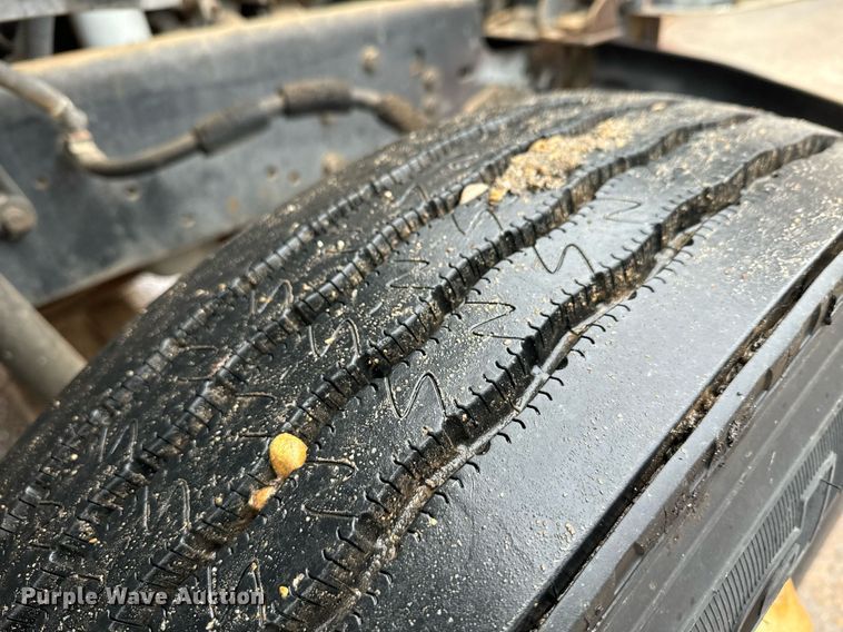 image for item DK6769 1997 Ford F800 oil distributor truck