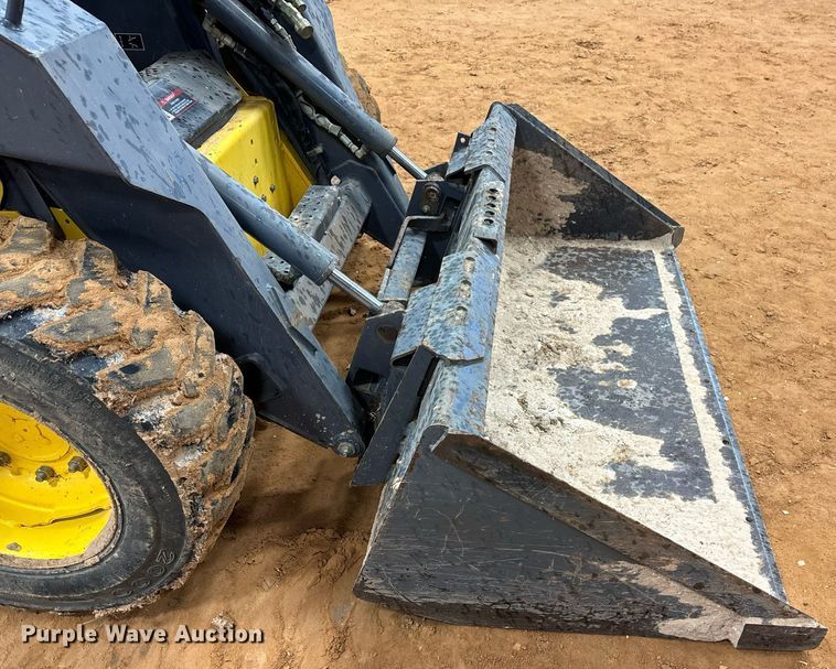 image for item DK6772 2000 New Holland LS160 skid steer loader