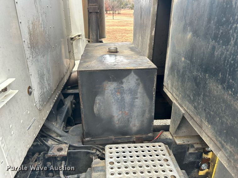 image for item DN0670 1994 International  9400 dump truck