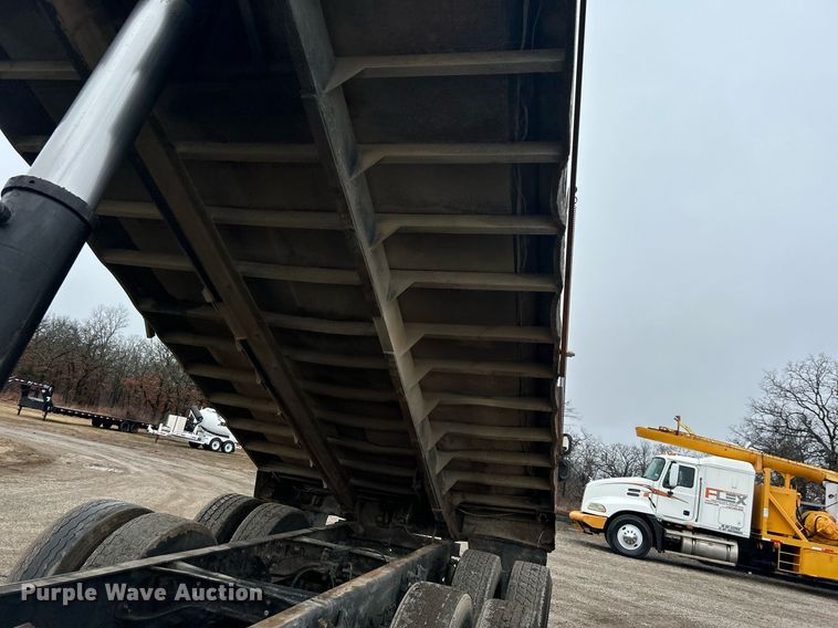 image for item DN0670 1994 International  9400 dump truck