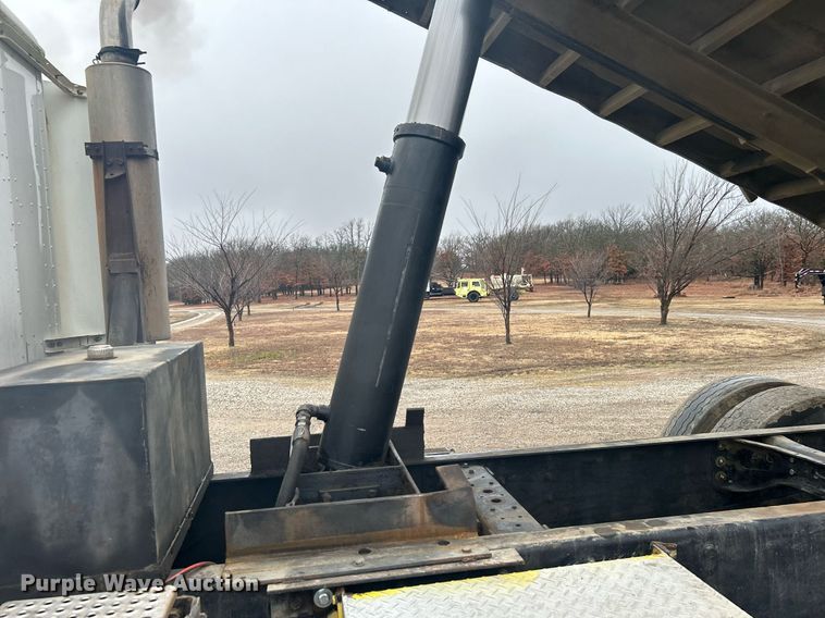 image for item DN0670 1994 International  9400 dump truck