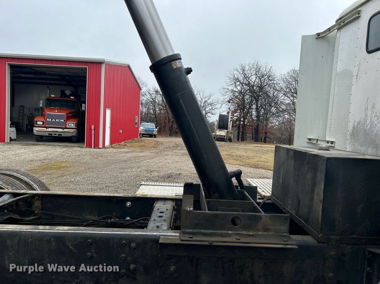 image for item DN0670 1994 International  9400 dump truck