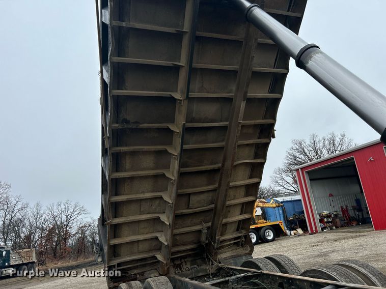 image for item DN0670 1994 International  9400 dump truck