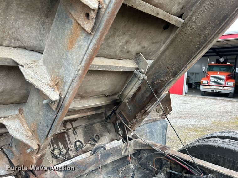 image for item DN0670 1994 International  9400 dump truck