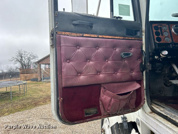 image for item DN0670 1994 International  9400 dump truck