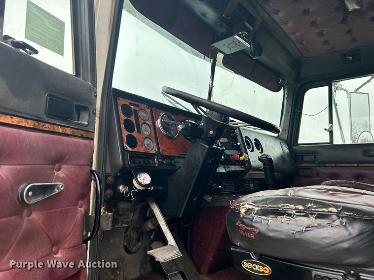 image for item DN0670 1994 International  9400 dump truck