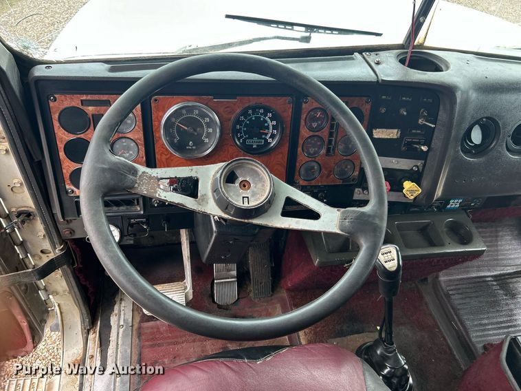 image for item DN0670 1994 International  9400 dump truck