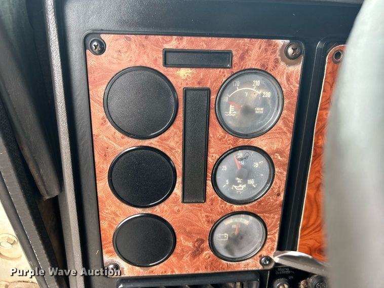 image for item DN0670 1994 International  9400 dump truck