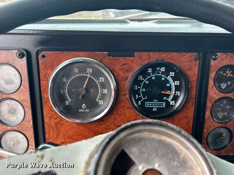 image for item DN0670 1994 International  9400 dump truck