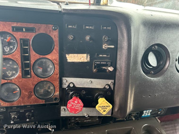 image for item DN0670 1994 International  9400 dump truck