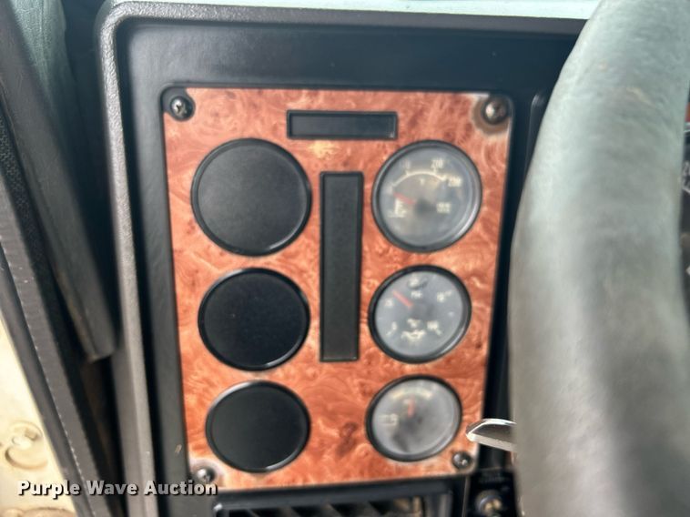 image for item DN0670 1994 International  9400 dump truck