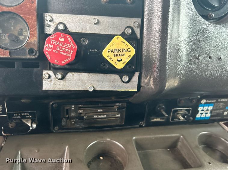 image for item DN0670 1994 International  9400 dump truck