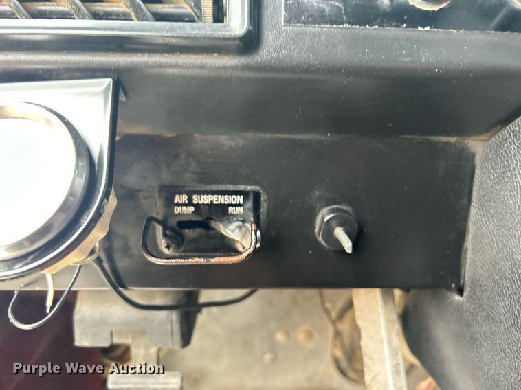 image for item DN0670 1994 International  9400 dump truck