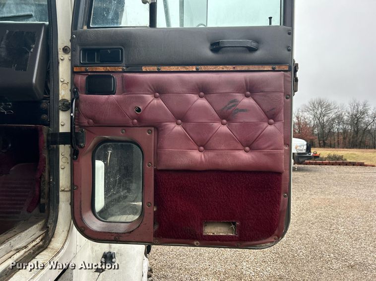 image for item DN0670 1994 International  9400 dump truck