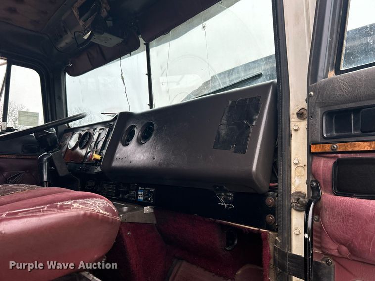 image for item DN0670 1994 International  9400 dump truck