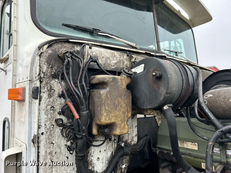 image for item DN0670 1994 International  9400 dump truck