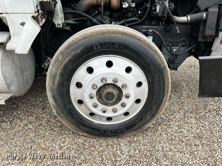 image for item DN0670 1994 International  9400 dump truck