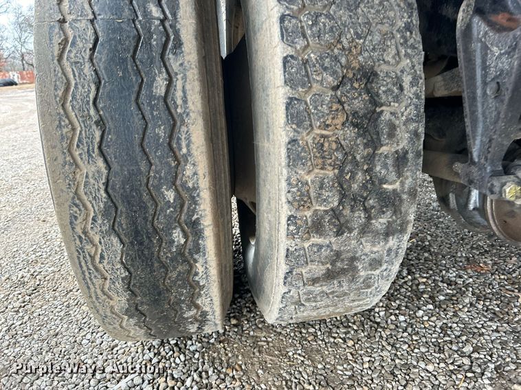 image for item DN0670 1994 International  9400 dump truck