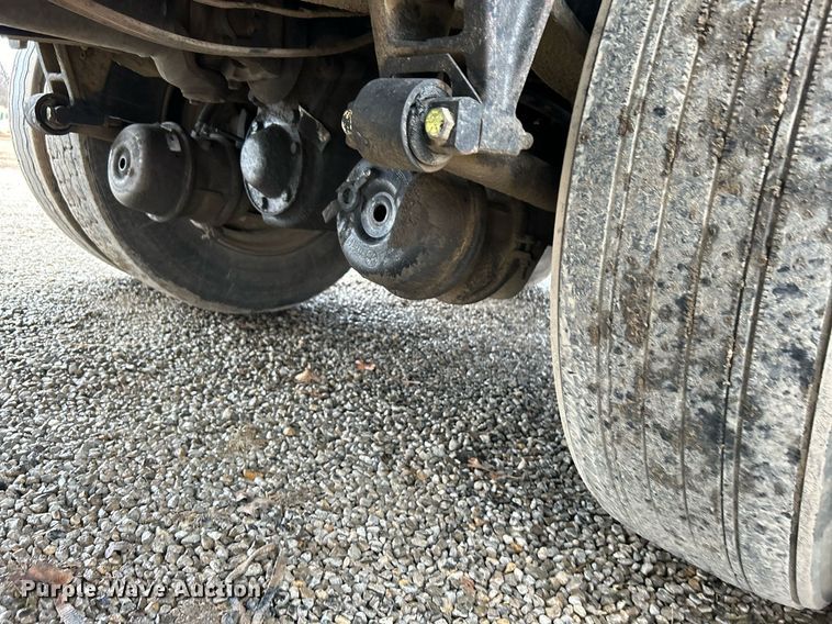 image for item DN0670 1994 International  9400 dump truck