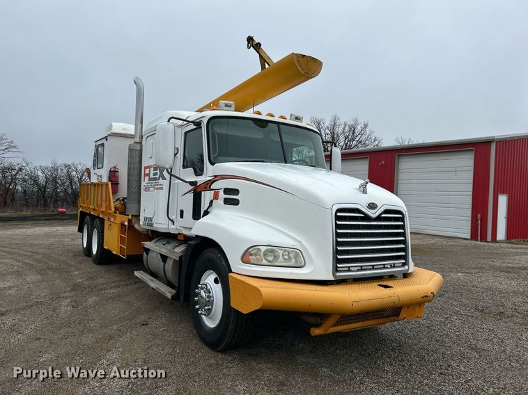 image for item DN0671 2004 Mack CX613 laydown truck