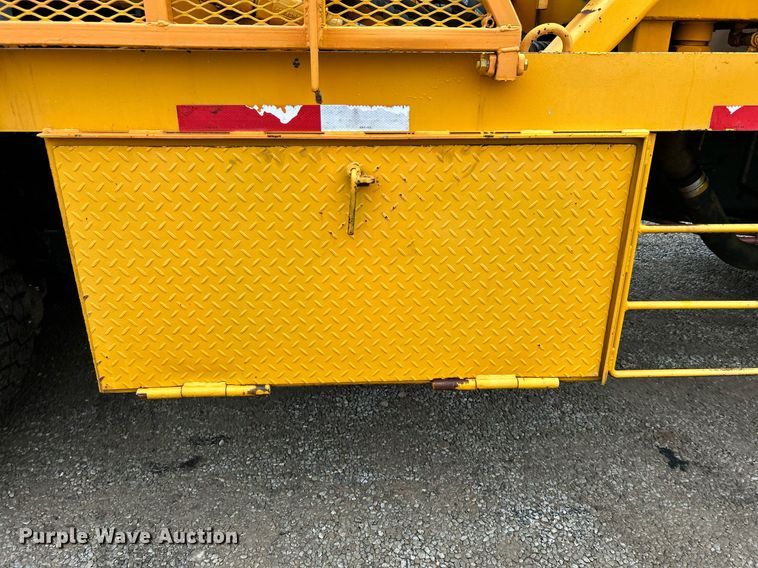 image for item DN0671 2004 Mack CX613 laydown truck