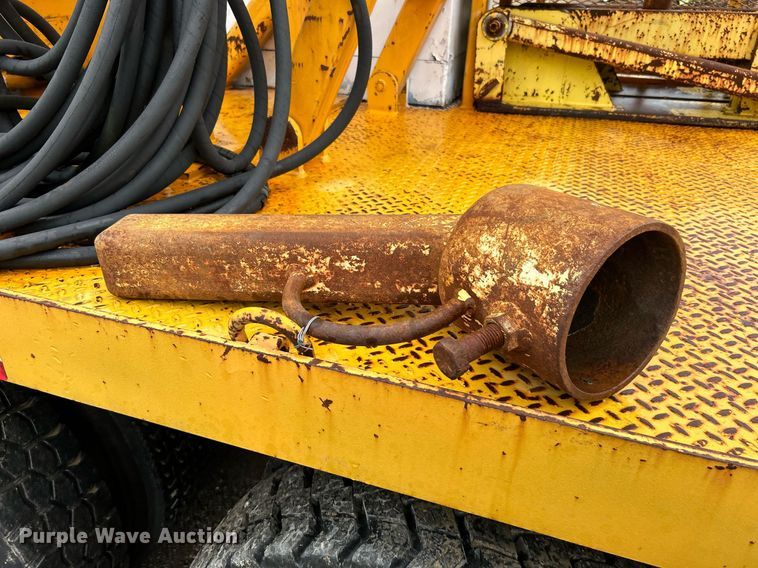 image for item DN0671 2004 Mack CX613 laydown truck