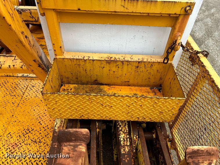 image for item DN0671 2004 Mack CX613 laydown truck