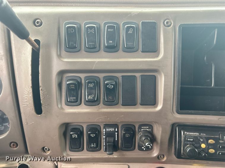 image for item DN0671 2004 Mack CX613 laydown truck