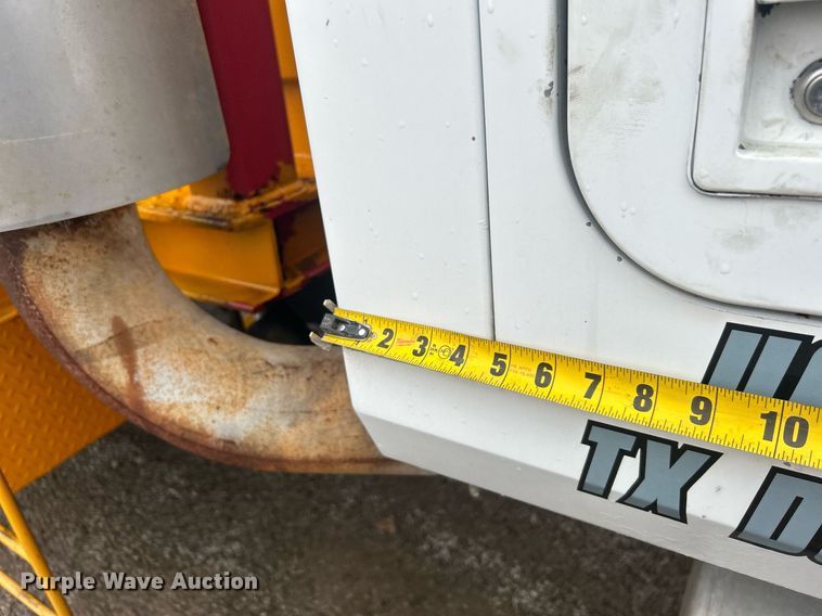 image for item DN0671 2004 Mack CX613 laydown truck