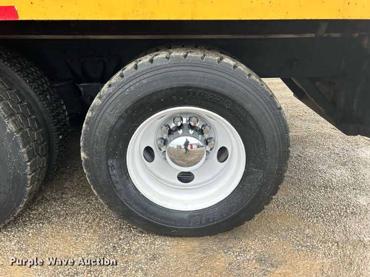 image for item DN0671 2004 Mack CX613 laydown truck