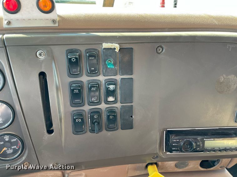 image for item DN3747 2005 Mack Granite CV713 dump truck