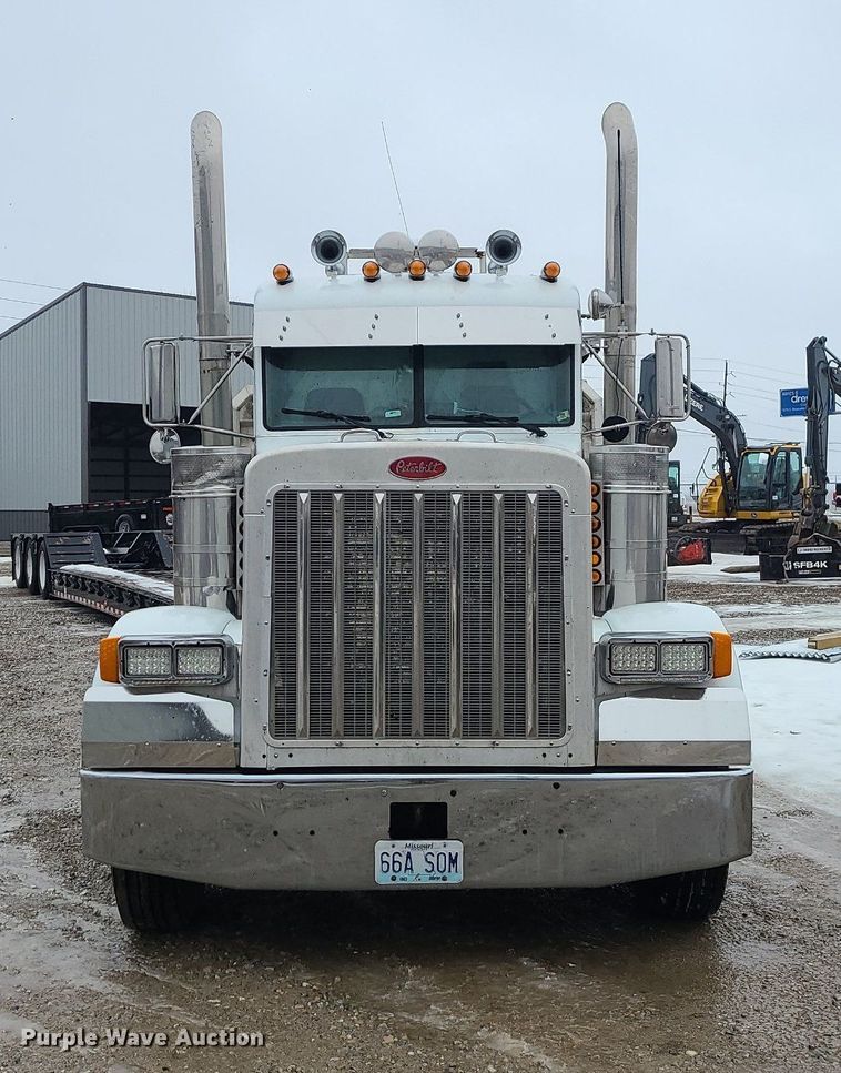 image for item DN8271 2000 Peterbilt  379 semi truck