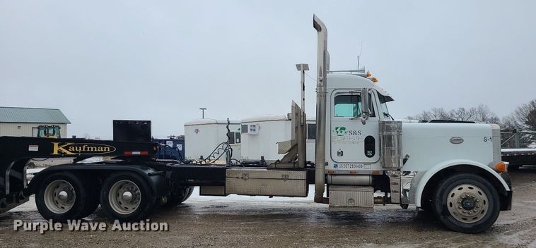 image for item DN8271 2000 Peterbilt  379 semi truck