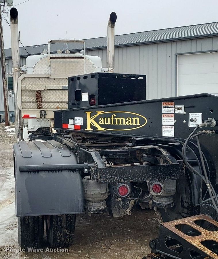 image for item DN8271 2000 Peterbilt  379 semi truck