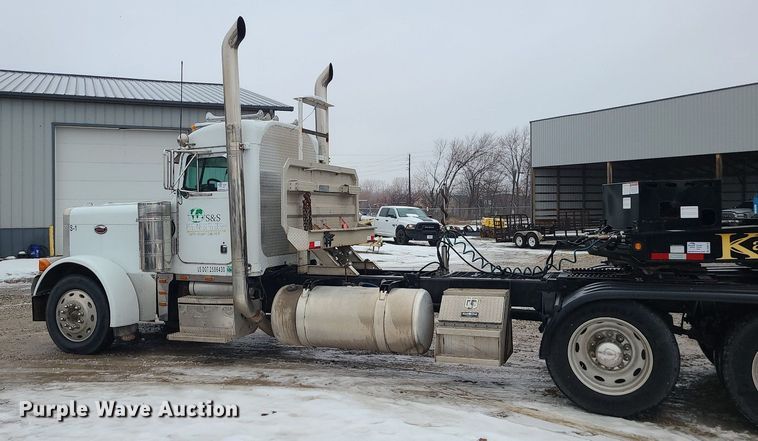 image for item DN8271 2000 Peterbilt  379 semi truck
