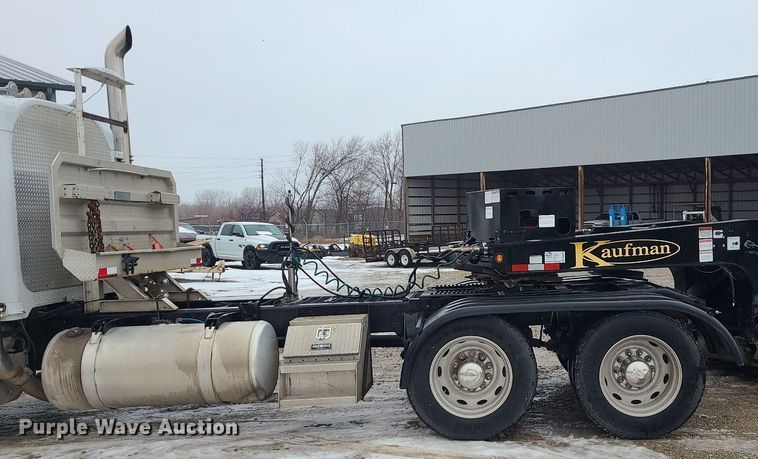 image for item DN8271 2000 Peterbilt  379 semi truck