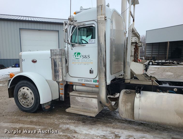 image for item DN8271 2000 Peterbilt  379 semi truck