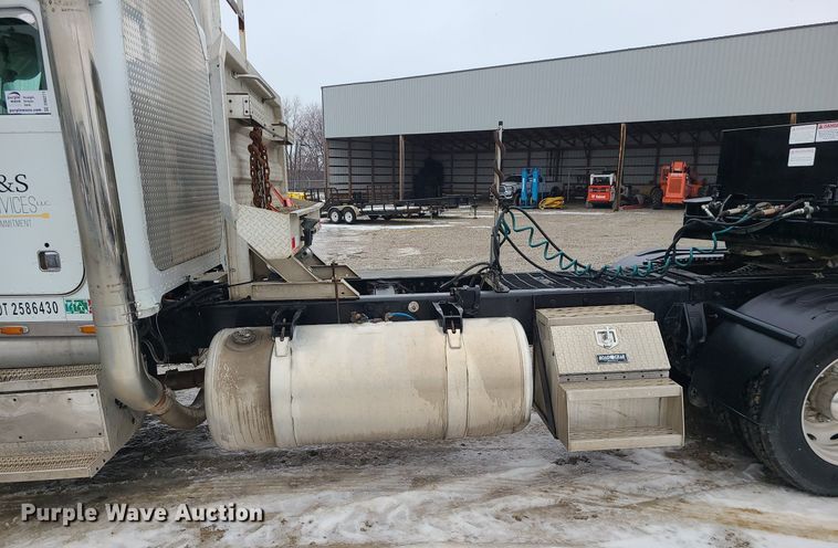 image for item DN8271 2000 Peterbilt  379 semi truck