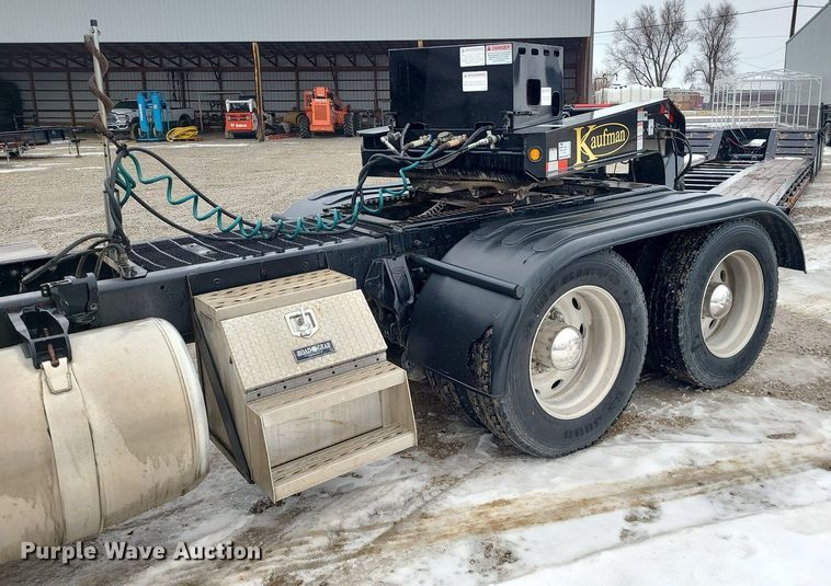 image for item DN8271 2000 Peterbilt  379 semi truck