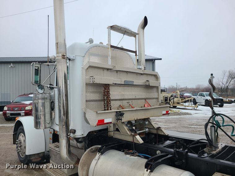 image for item DN8271 2000 Peterbilt  379 semi truck