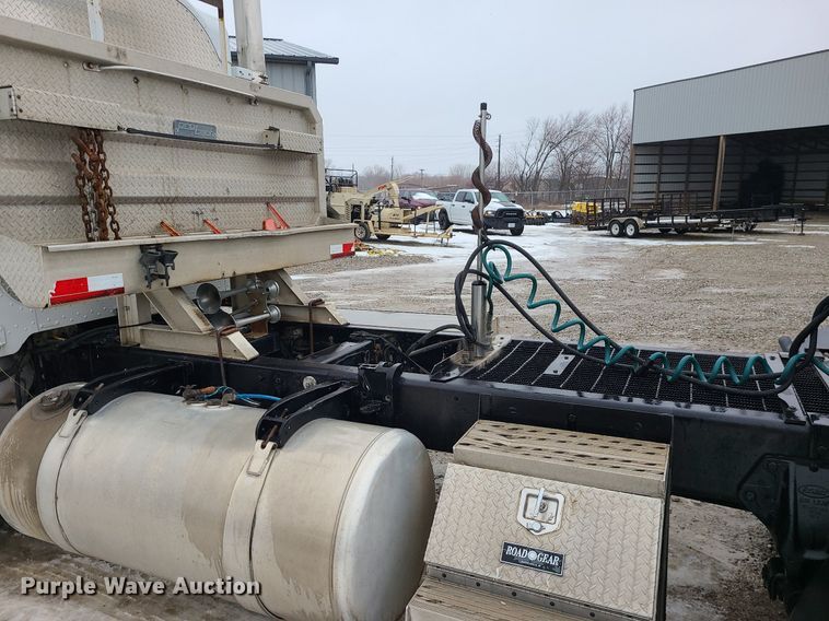 image for item DN8271 2000 Peterbilt  379 semi truck