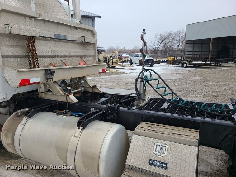 image for item DN8271 2000 Peterbilt  379 semi truck