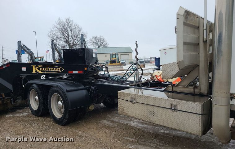 image for item DN8271 2000 Peterbilt  379 semi truck