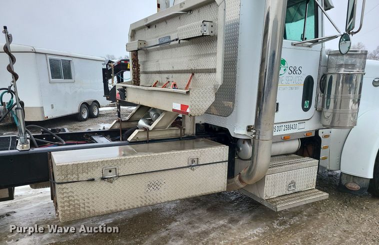 image for item DN8271 2000 Peterbilt  379 semi truck