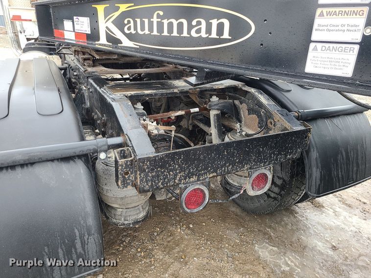 image for item DN8271 2000 Peterbilt  379 semi truck