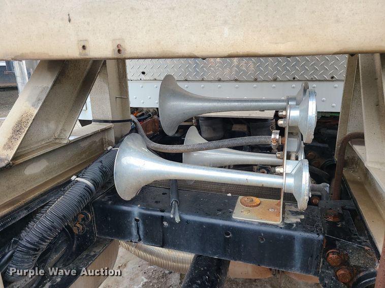 image for item DN8271 2000 Peterbilt  379 semi truck