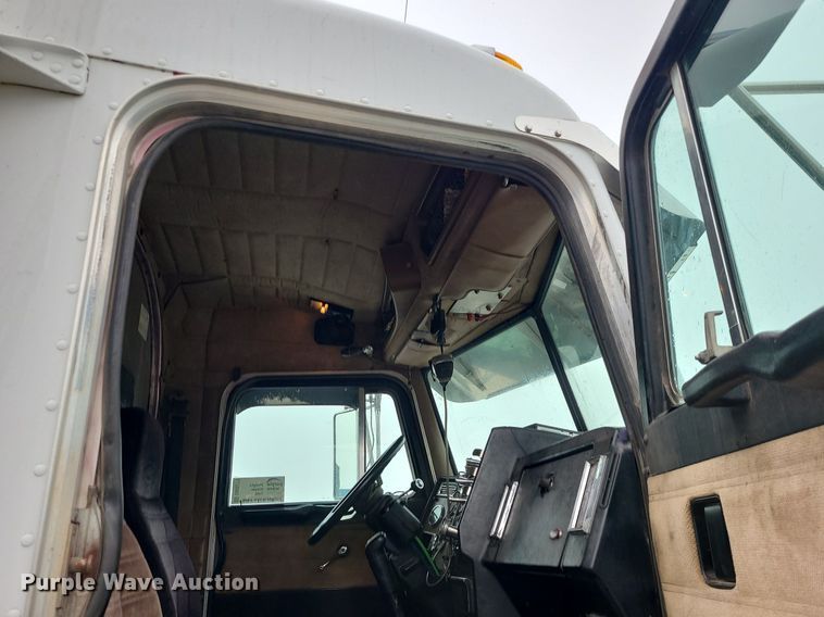 image for item DN8271 2000 Peterbilt  379 semi truck