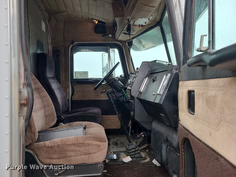 image for item DN8271 2000 Peterbilt  379 semi truck