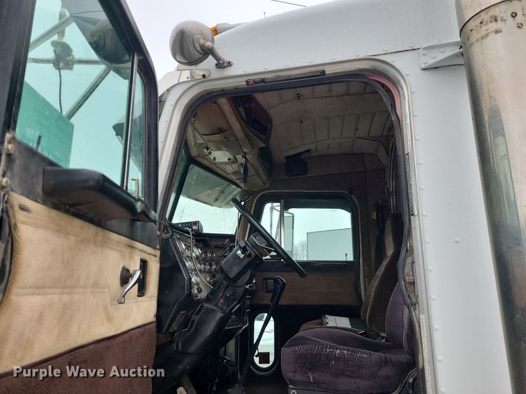 image for item DN8271 2000 Peterbilt  379 semi truck