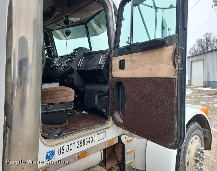 image for item DN8271 2000 Peterbilt  379 semi truck